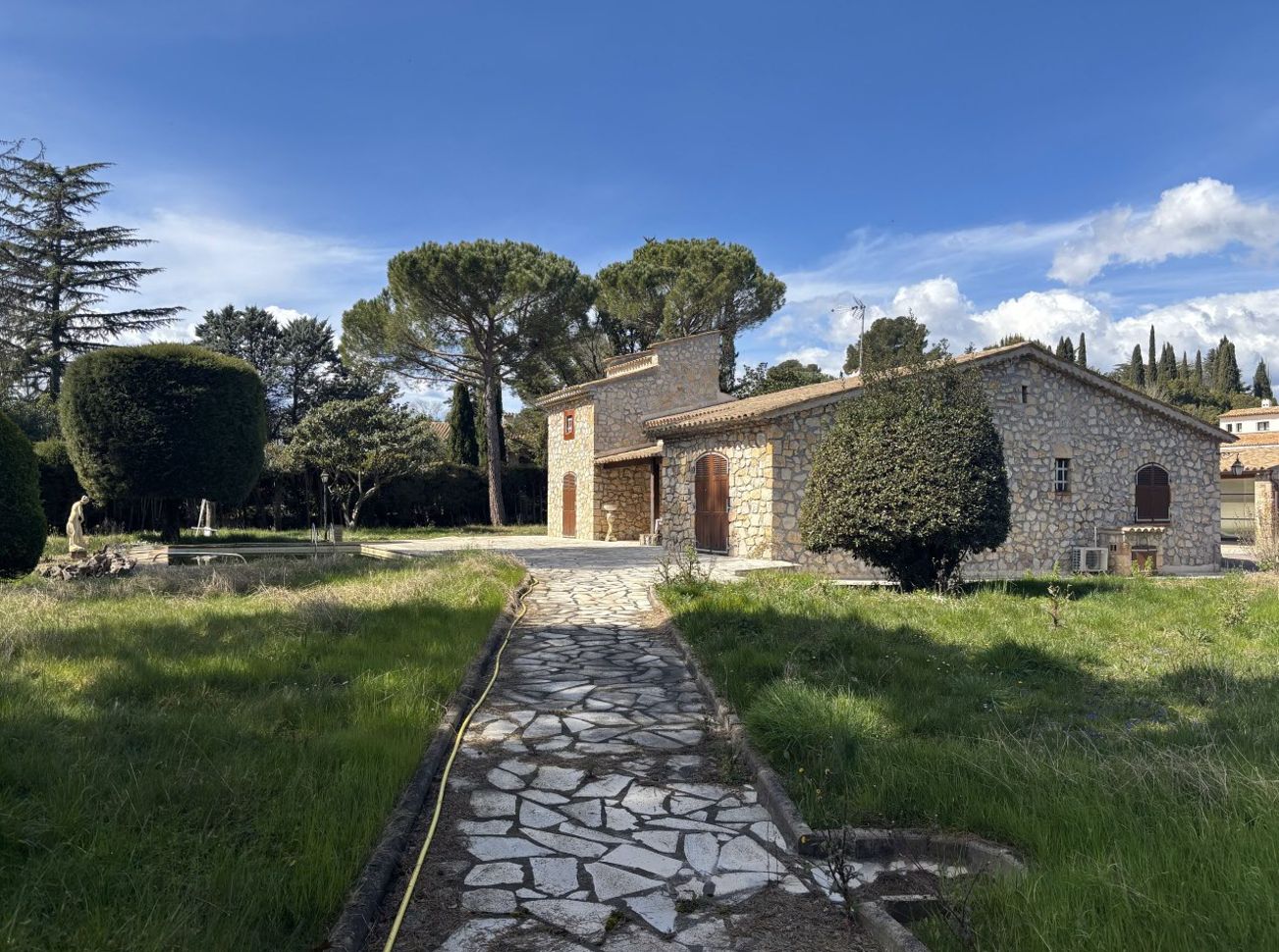 La Bastide — Allée et façade principale