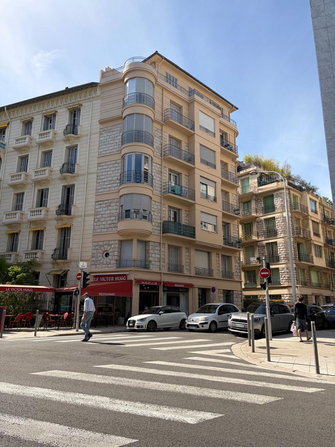 Hôtel de luxe — L’immeuble existant — angle de rue