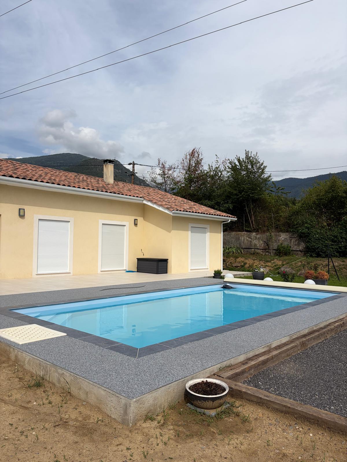Piscine maison “LACASA NOVAS” — La piscine et la maison