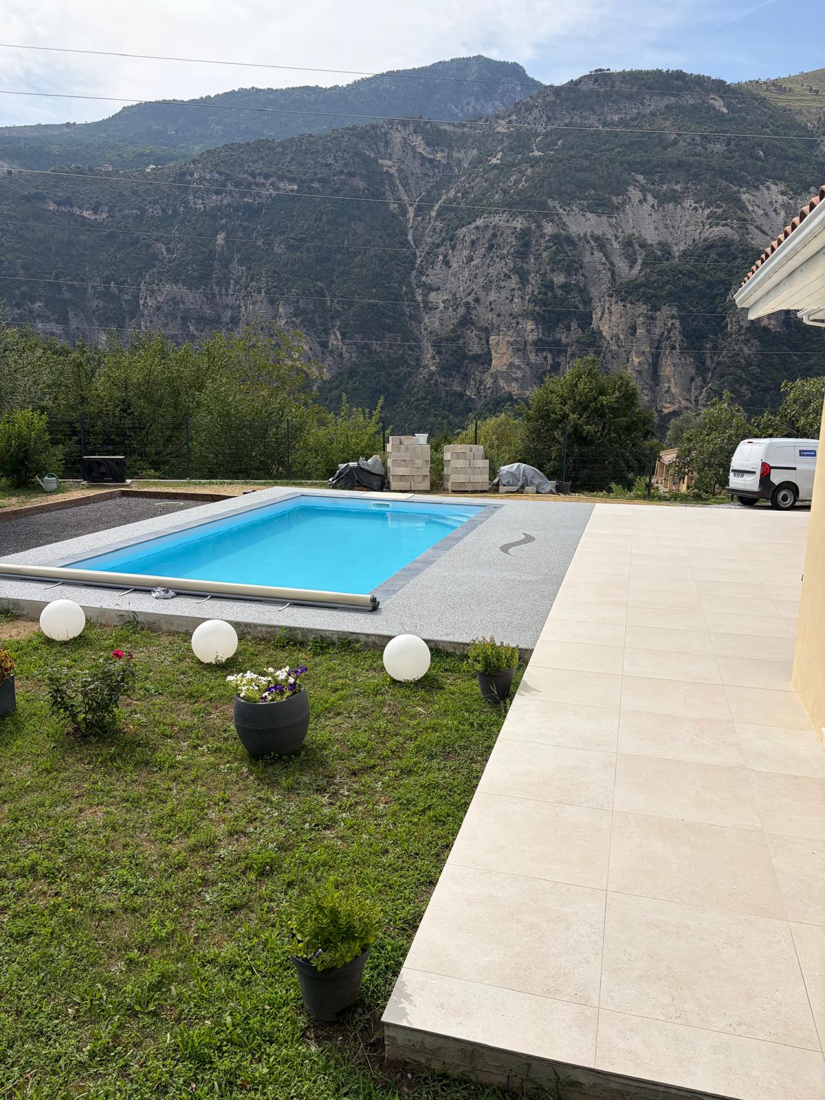 Piscine maison LACASA NOVAS — le bassin et la terrasse face à la vallée